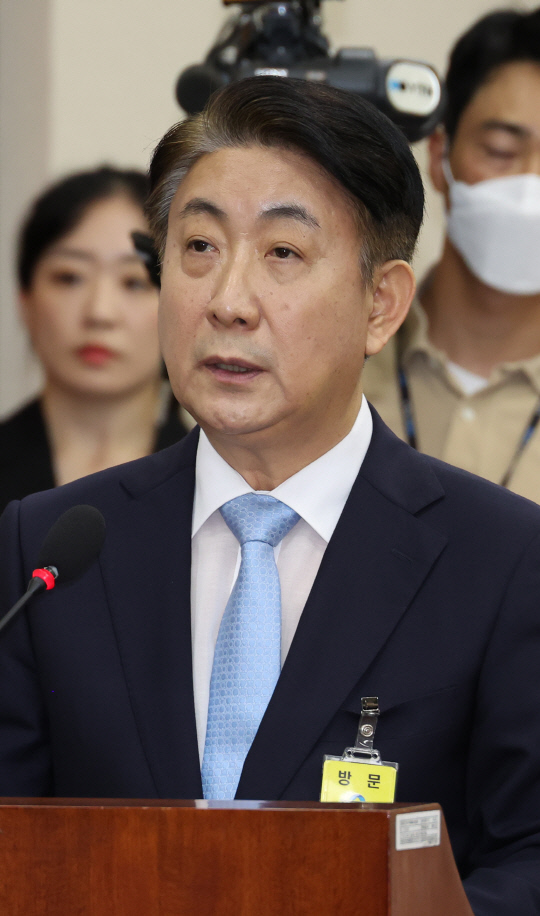 이동관 방송통신위원장 후보자가 18일 국회에서 열리는 인사청문회에서 모두발언을 하고 있다. 연합뉴스